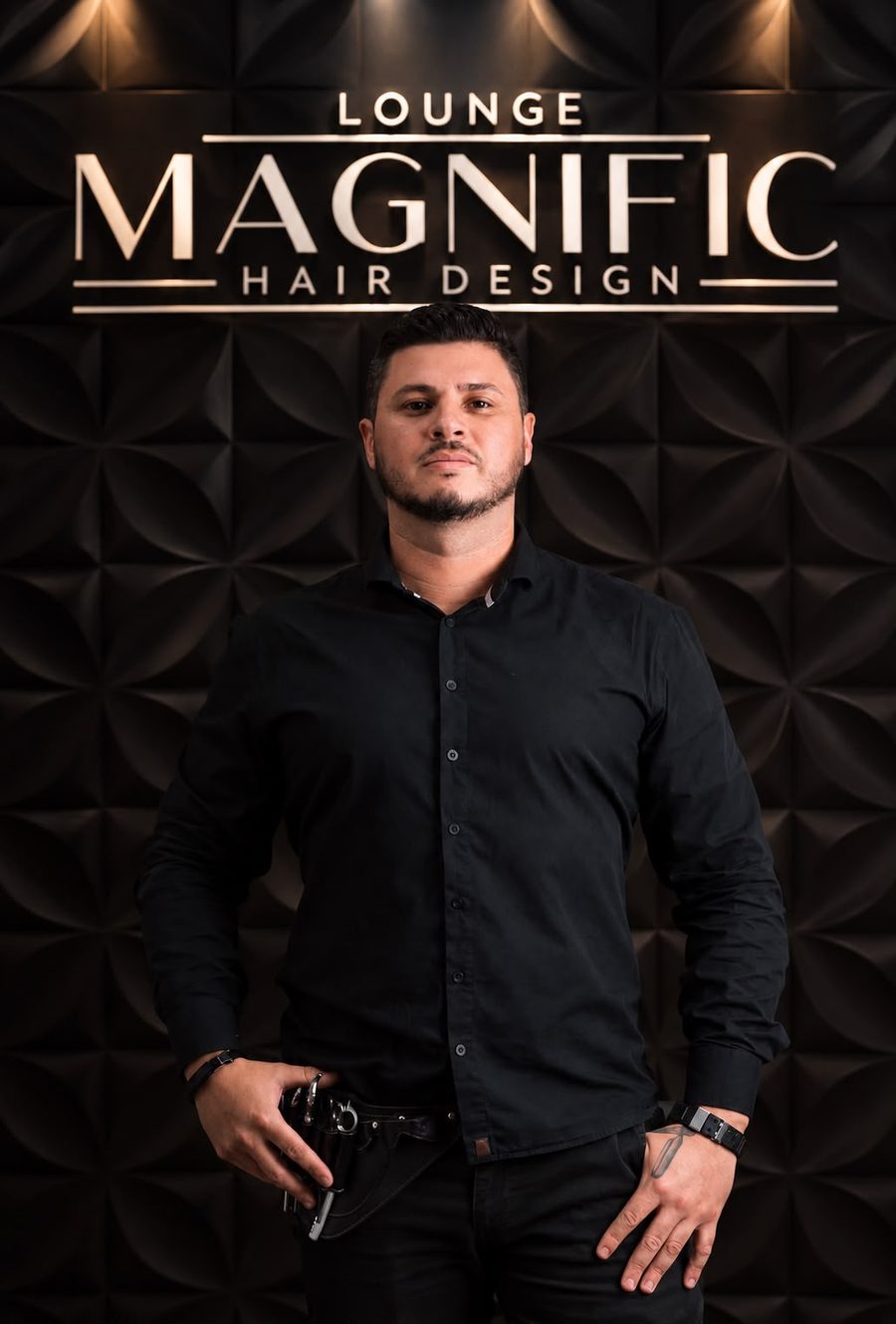 Jeferson, CEO e hair designer do Lounge Magnific, em frente ao letreiro do salão