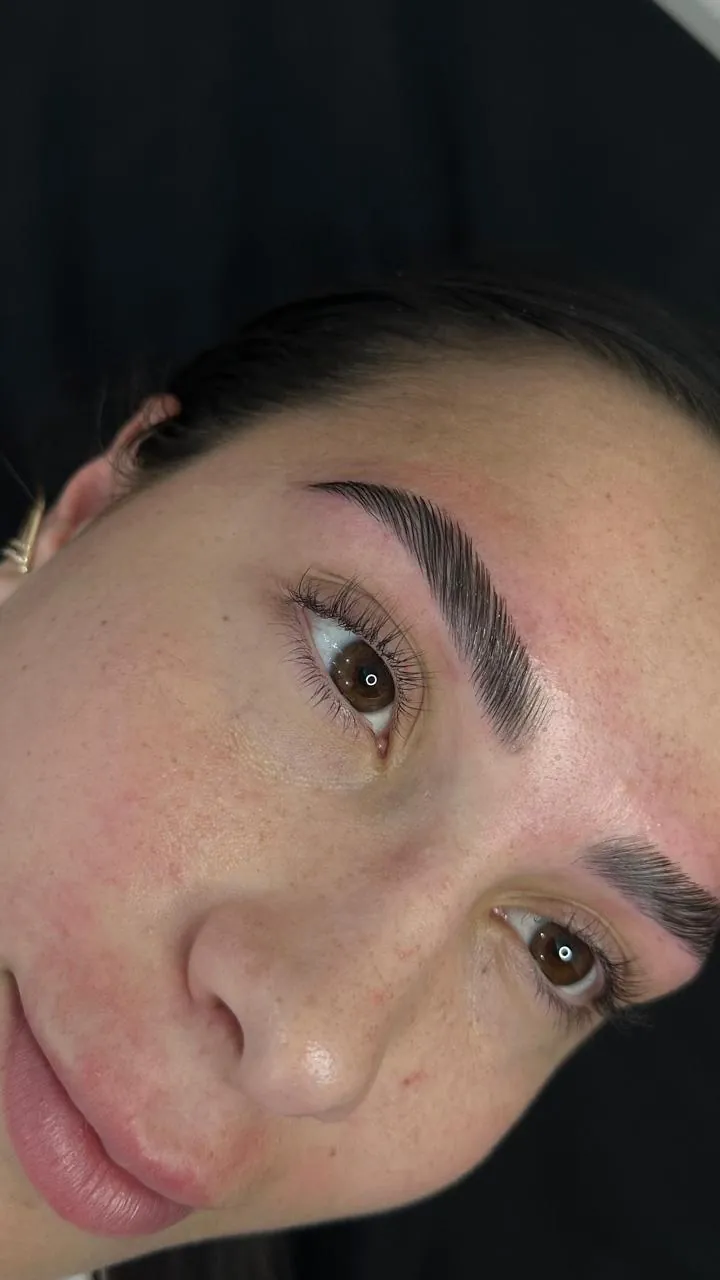 Close de sobrancelha com fios penteados