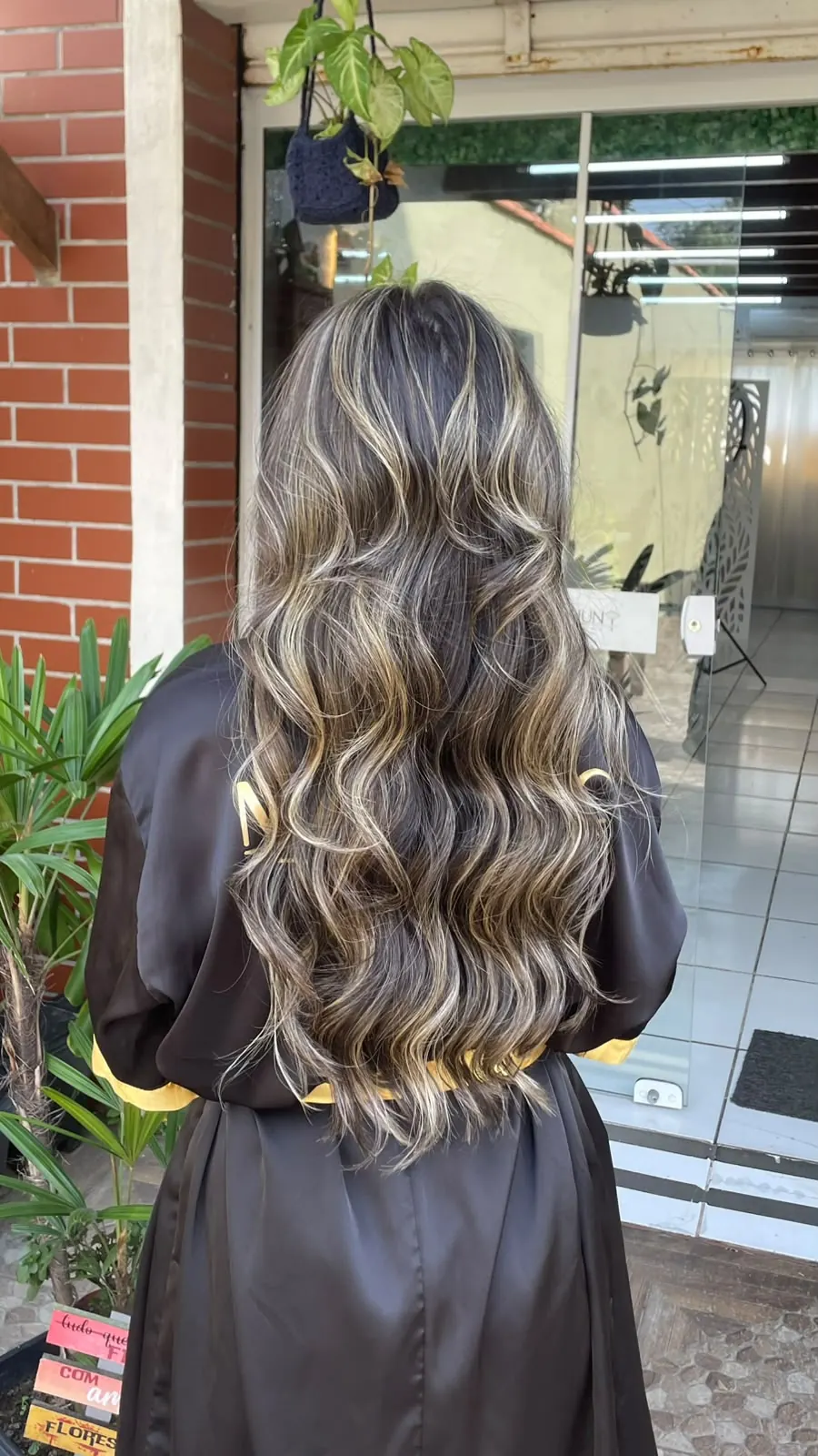 Moreno iluminado com ondas, cliente de costas na entrada do salão