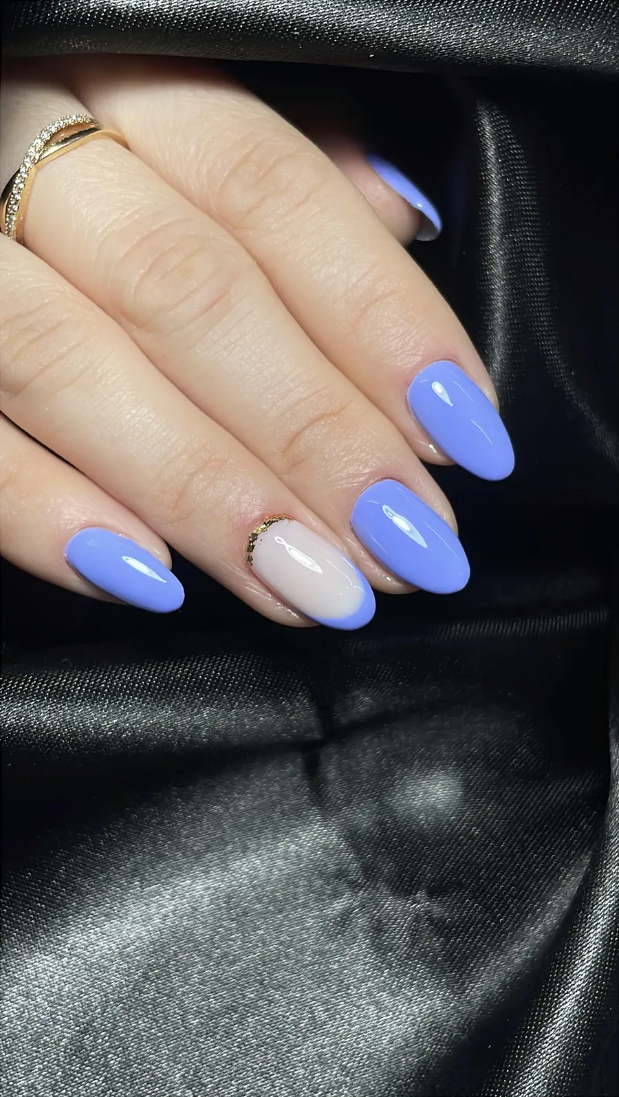 Unhas azul lavanda com detalhe dourado