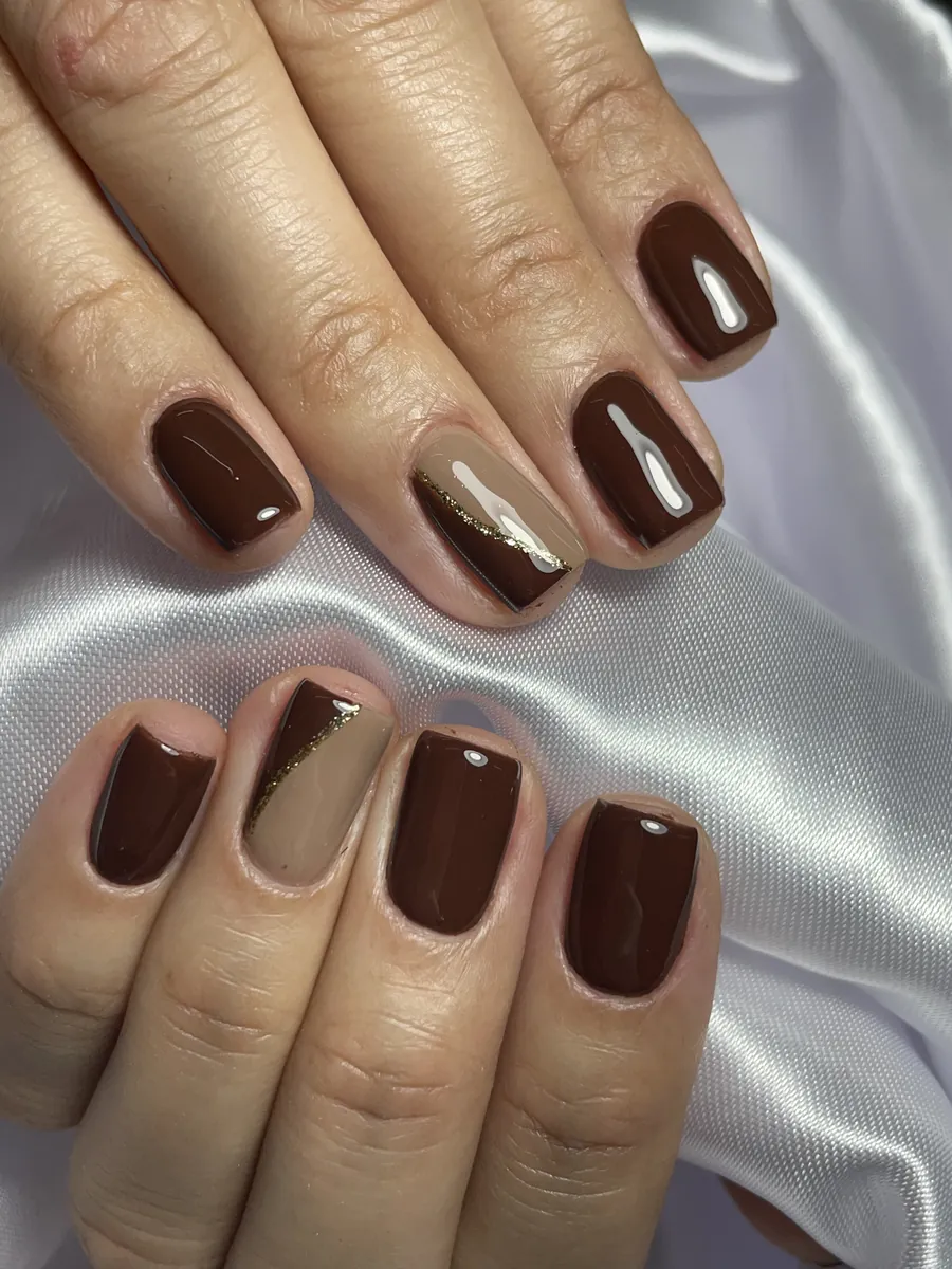 Unhas marrom chocolate com detalhe metálico