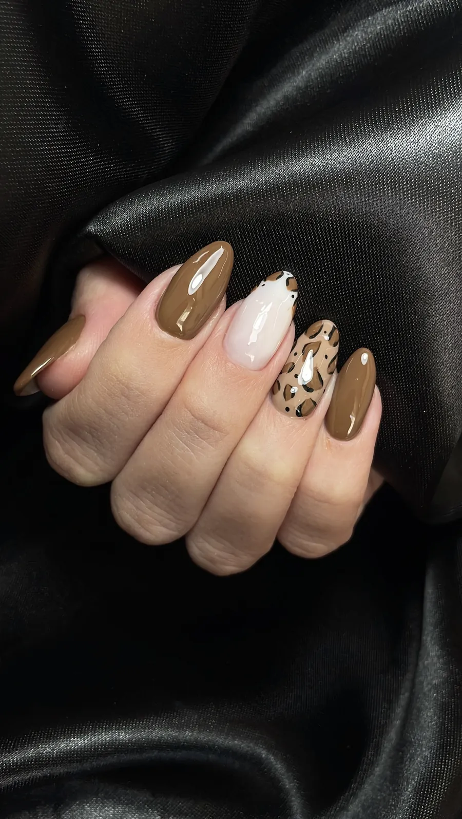Unhas marrons com nail art de oncinha