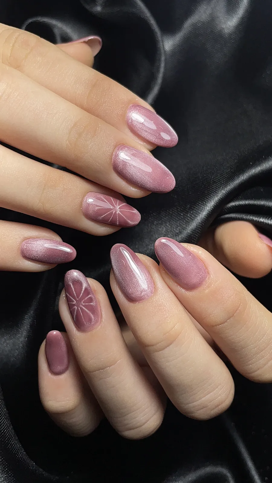 Unhas amendoadas rosé com efeito perolado e desenho de flor